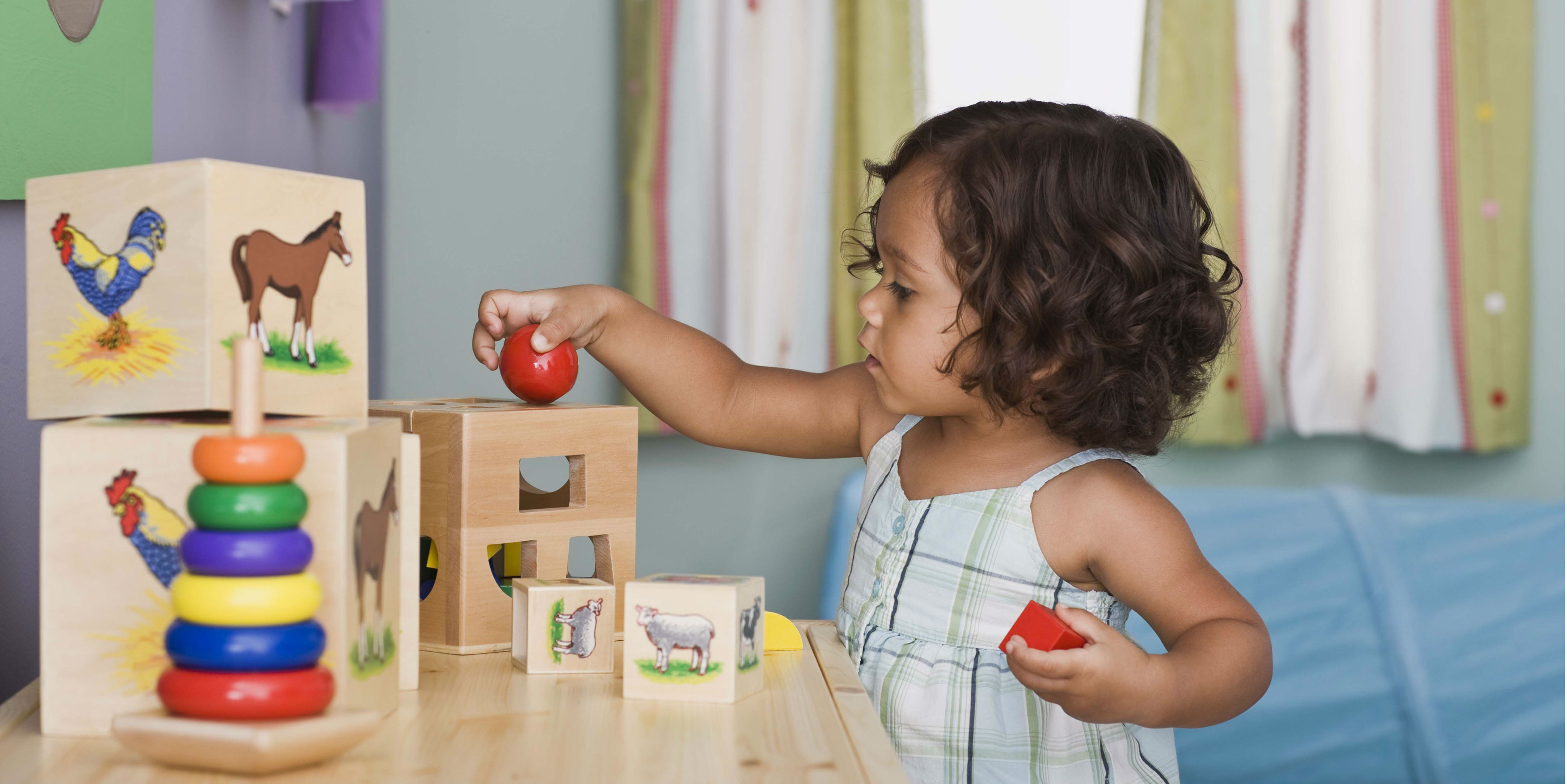 Ориентация в пространстве для дошкольников. Способности ребенка в 9 лет. Игровое пространство для детей. Настенная игровая панель beleduc локомотив. Детская комната.